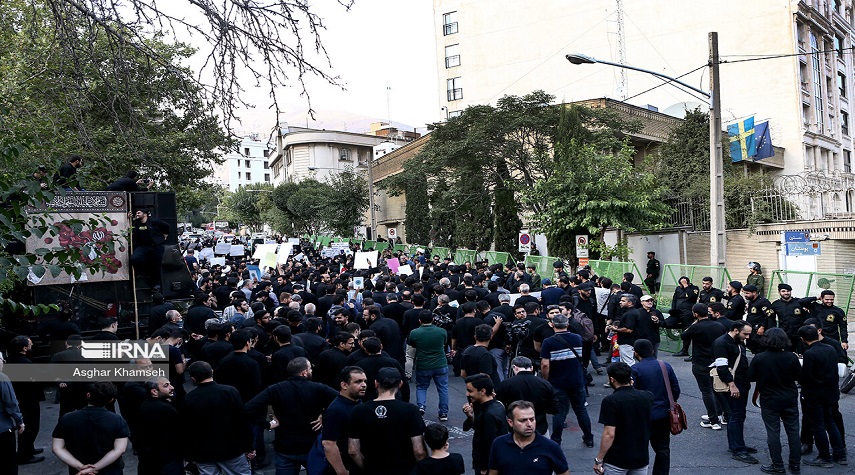 بالصور.. وقفة احتجاجية أمام سفارة السويد في طهران تنديداً بالإساءة للقرآن الكريم