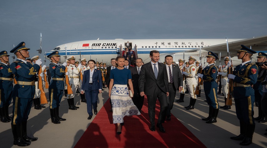 بالصور.. الرئيس الأسد والسيدة الأولى أسماء الأسد يصلان مطار بكين