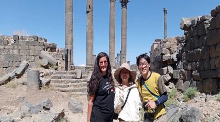 مجموعة سياحية صينية تطلع على آثار مدينة بصرى الشام بدرعا