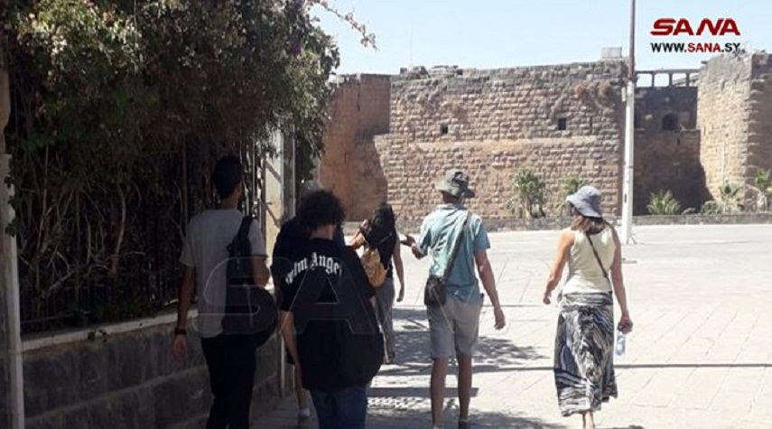 مجموعة سياحية من جنسيات مختلفة تزور مدينة بصرى الشام
