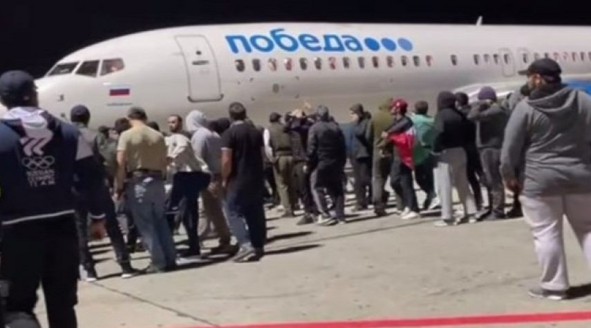 بالفيديو .. حشود في داغستان تقتحم مطار العاصمة إثر هبوط طائرة إسرائيلية