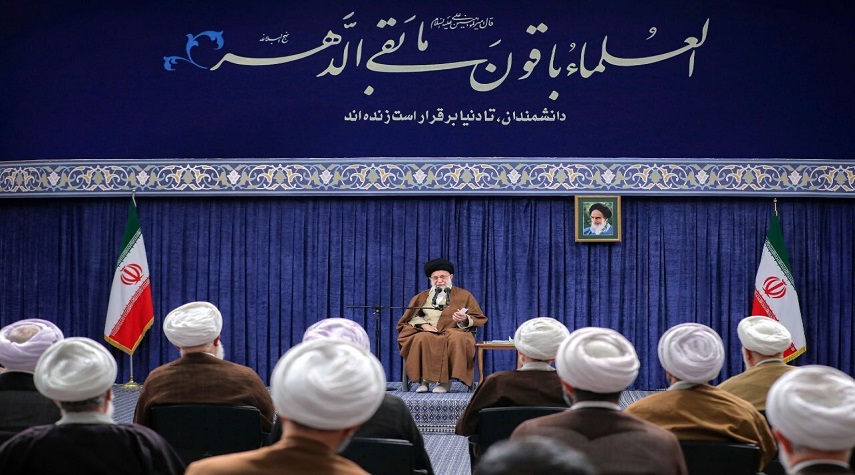 قائد الثورة الإسلامية: نحتاج إلى قاعدة فكرية هجومية تستجيب لمتطلبات العصر 