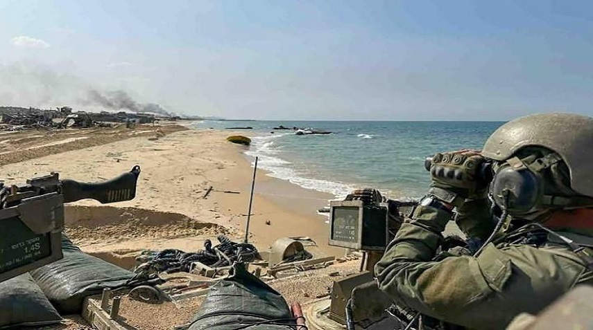 زوارق  الاحتلال الصهيوني تقصف ساحل خان يونس جنوبي قطاع غزة