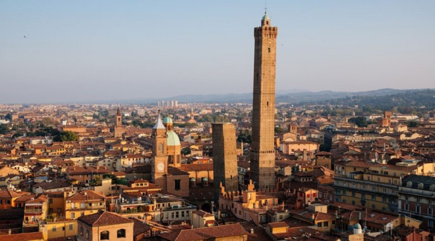 مخاوف من انهيار “برج مائل” في إيطاليا