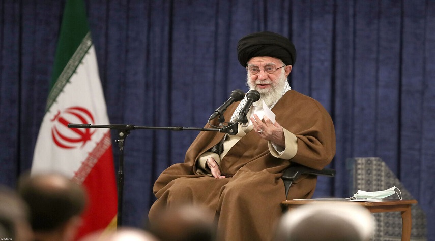قائد الثورة الإسلامية: الشهداء هم هوية الشعب الإيراني.. والشعب لا يجب أن ينسى هويته