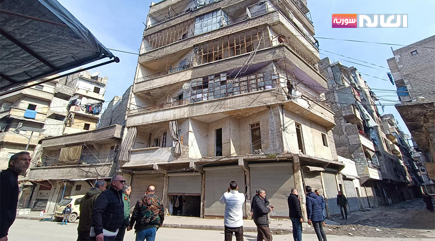 إخلاء مبنى متصدع بفعل الزلزال الذي ضرب سورية قبل عام في مدينة حلب من قاطنيه 