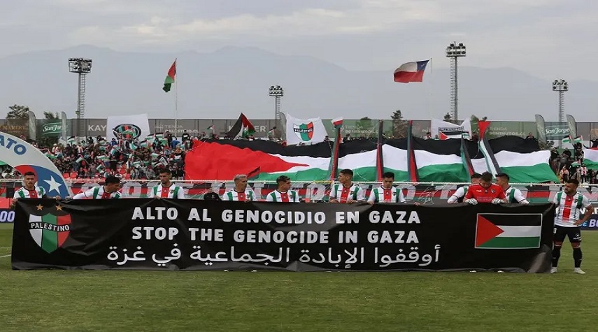 تضامناً مع غزة.. نادي "بالستينو" التشيلي لكرة القدم يرفع لافتة بـ 3 لغات