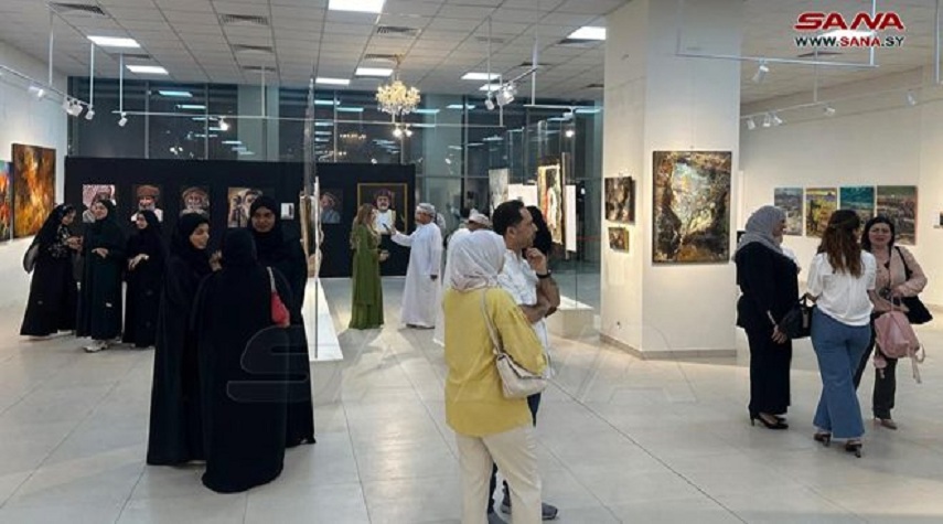 نقلوا عبره حضارة وتراث بلدهم … تشكيليون سوريون يشاركون بمعرض فني في مسقط