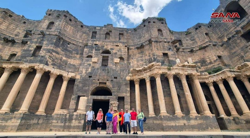 مجموعة سياحية من رومانيا تشهد بعظمة الأوابد التاريخية والحضارية في بصرى الشام بدرعا