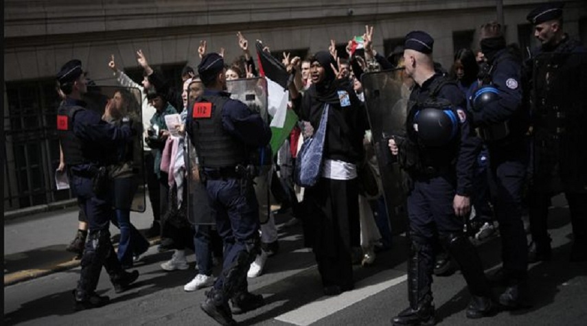 الاحتجاجات مُستمرة والشرطة الفرنسية تقمع بالقوة احتجاجاً تضامنياً مع غزة بجامعة "السوربون"
