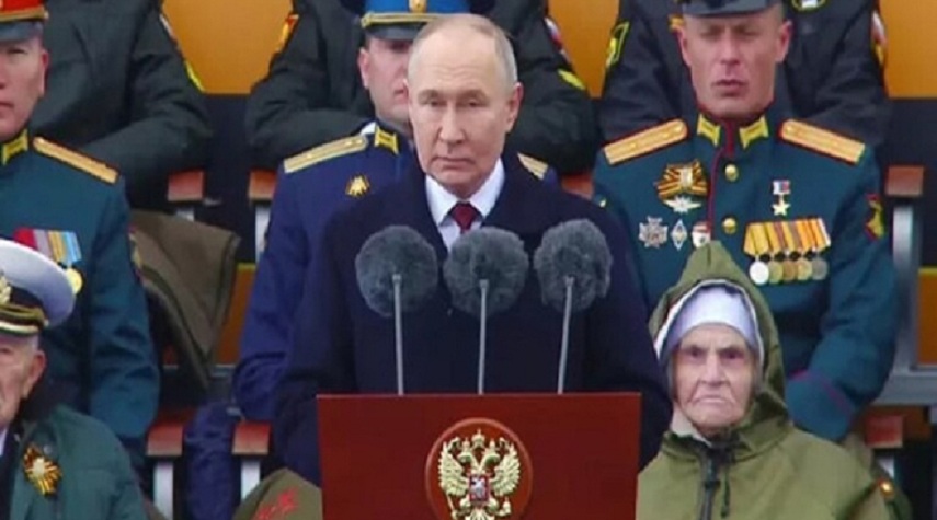 خلال عرض عسكري في الساحة الحمراء وسط موسكو .. بوتين: الغربيون يرغبون في نسيان دروس الحرب العالمية الثانية ولكن نحن سنذكرهم