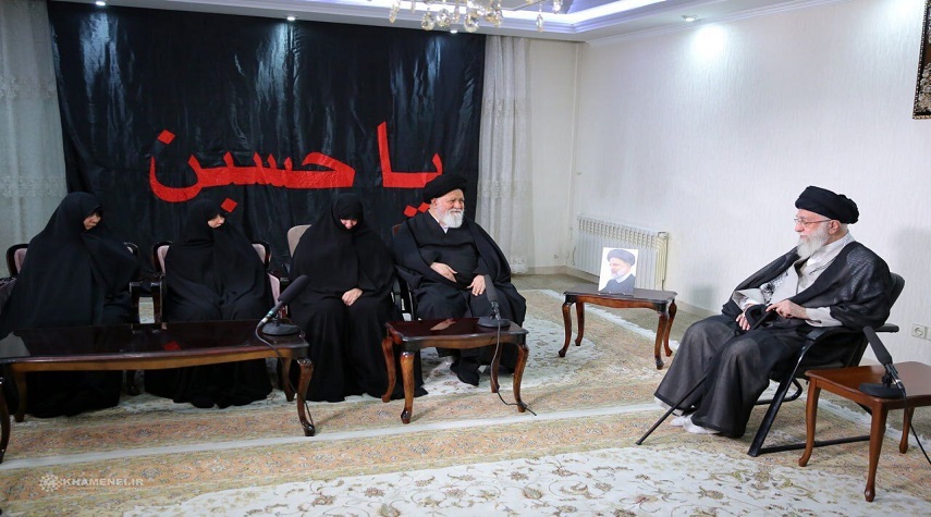 قائد الثورة الإسلامية يجتمع مع عائلة الشهيد رئيسي
