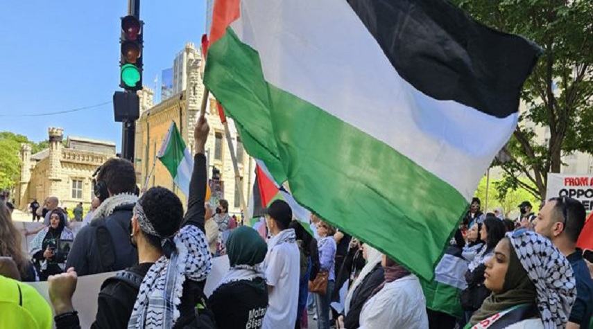 حاملين العلم الفلسطيني .. نشطاء في "شيكاغو" يطالبون بوقف العدوان "الإسرائيلي" على قطاع غزة