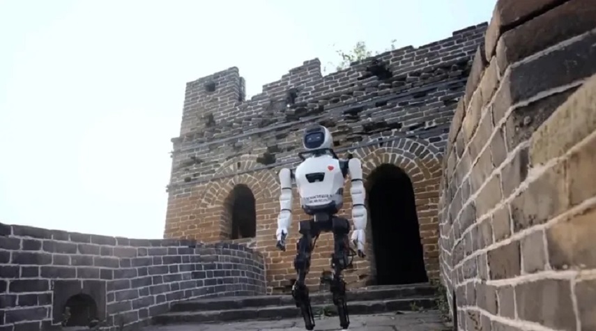 من دون أخطاء.. روبوت بحجم بشري يتسلق سور الصين العظيم