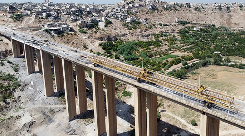 تواصل أعمال تأهيل جسر الرستن في حمص