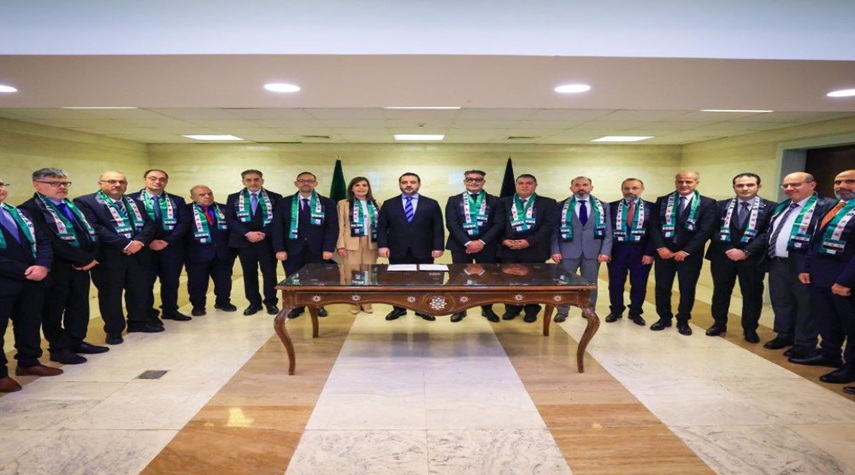 وزير الخارجية يوقع قرار على إعادة الدبلوماسيين المنشقين عن النظام السابق